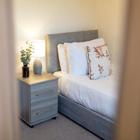 칼라일 Adrian House, Near Hospital, Easy Parking + Garden 아파트 외부 사진