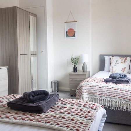 칼라일 Adrian House, Near Hospital, Easy Parking + Garden 아파트 외부 사진