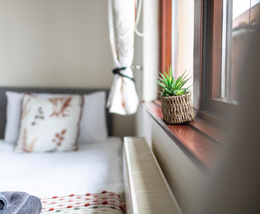 칼라일 Adrian House, Near Hospital, Easy Parking + Garden 아파트 외부 사진
