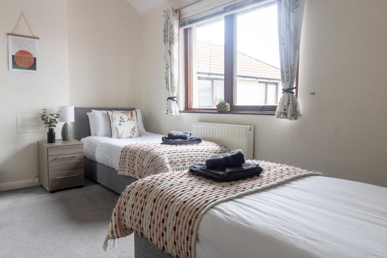 칼라일 Adrian House, Near Hospital, Easy Parking + Garden 아파트 외부 사진