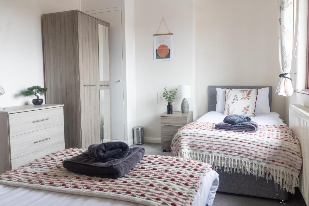 칼라일 Adrian House, Near Hospital, Easy Parking + Garden 아파트 외부 사진