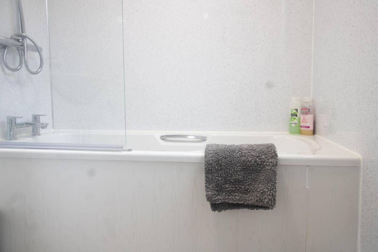 칼라일 Adrian House, Near Hospital, Easy Parking + Garden 아파트 외부 사진