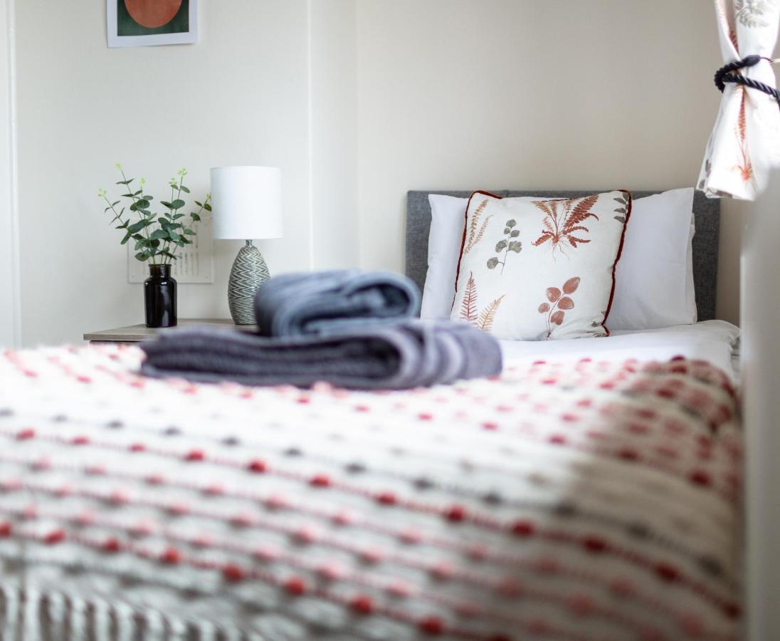 칼라일 Adrian House, Near Hospital, Easy Parking + Garden 아파트 외부 사진