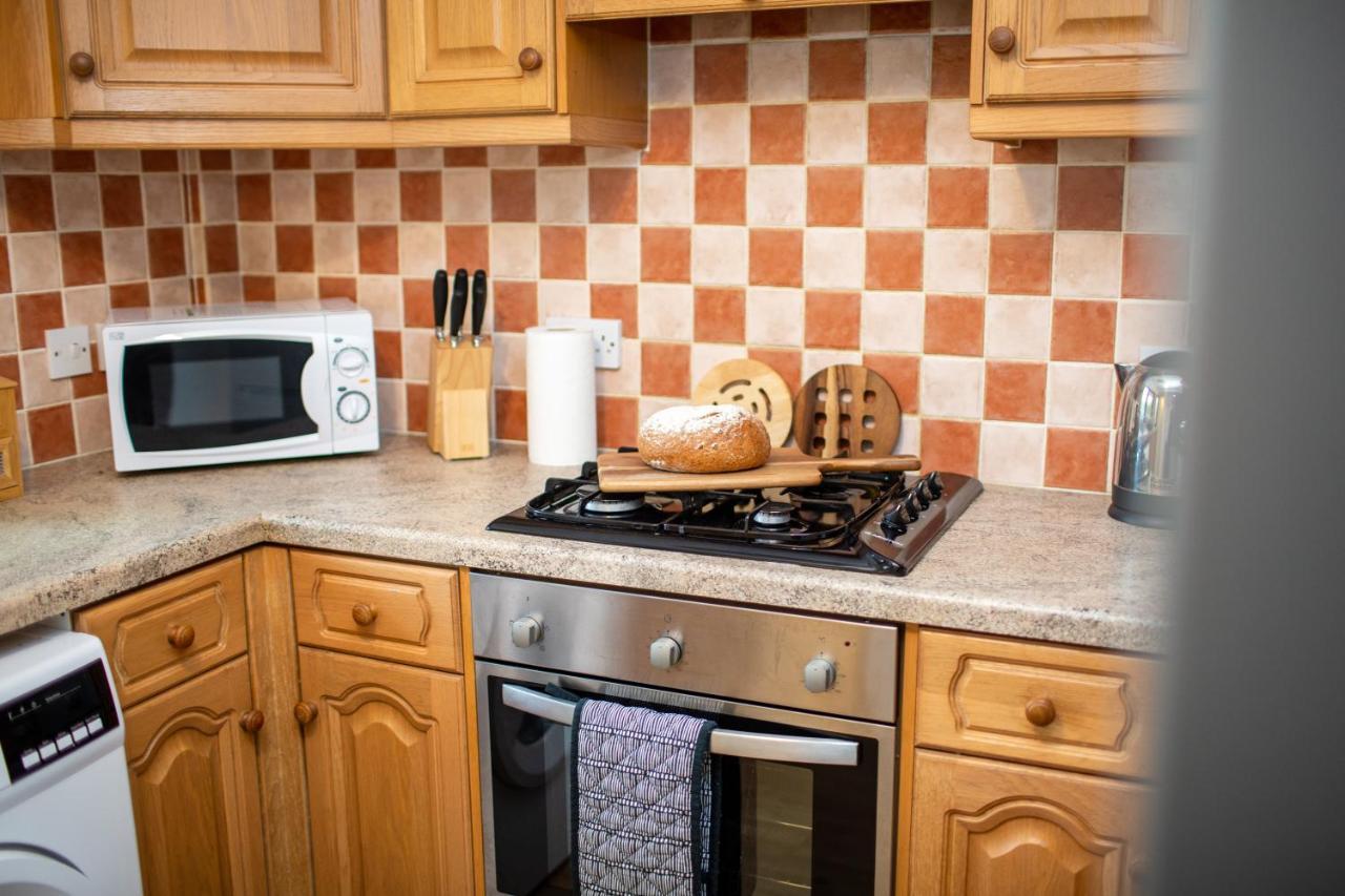 칼라일 Adrian House, Near Hospital, Easy Parking + Garden 아파트 외부 사진
