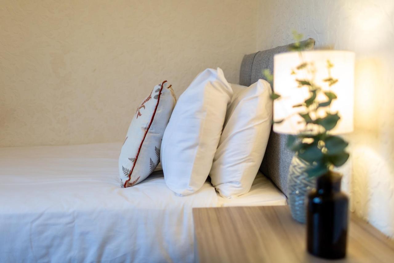 칼라일 Adrian House, Near Hospital, Easy Parking + Garden 아파트 외부 사진