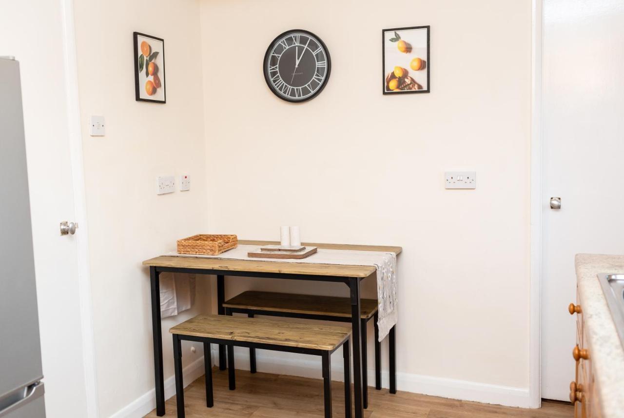 칼라일 Adrian House, Near Hospital, Easy Parking + Garden 아파트 외부 사진