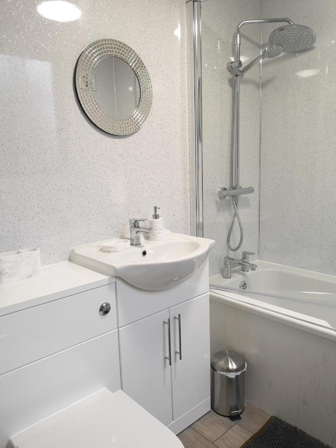 칼라일 Adrian House, Near Hospital, Easy Parking + Garden 아파트 외부 사진
