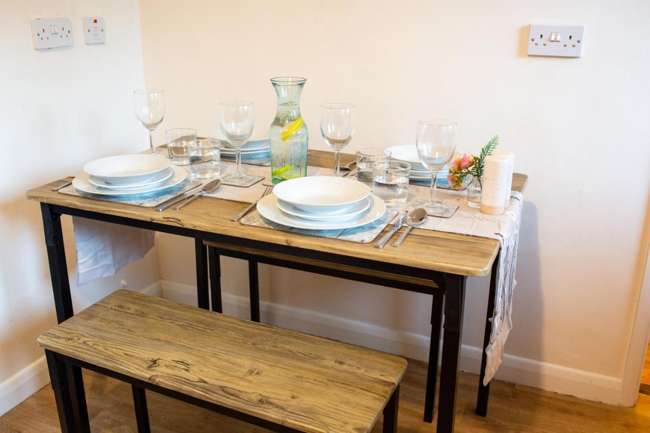 칼라일 Adrian House, Near Hospital, Easy Parking + Garden 아파트 외부 사진
