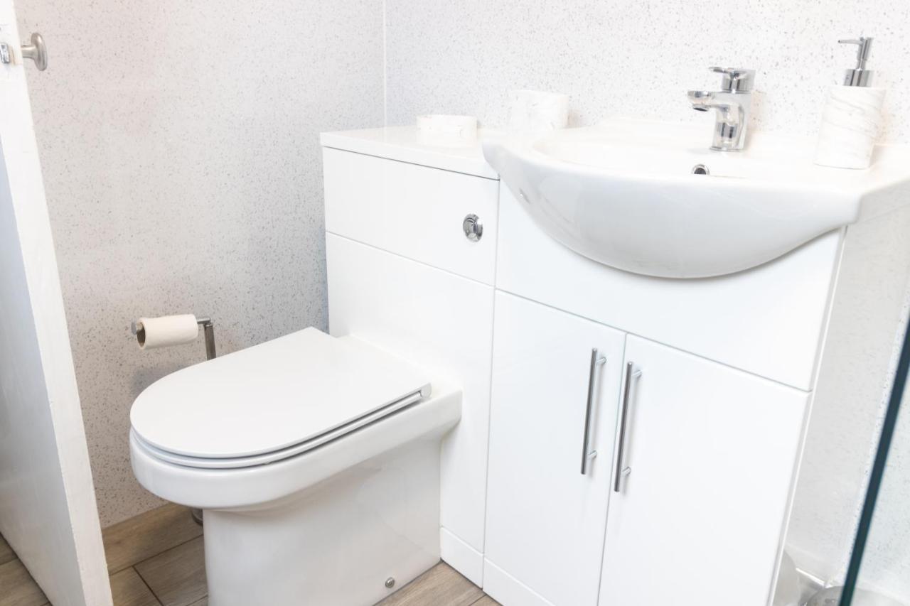 칼라일 Adrian House, Near Hospital, Easy Parking + Garden 아파트 외부 사진